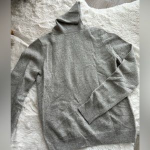 Uniqlo: Grey high neck sweater